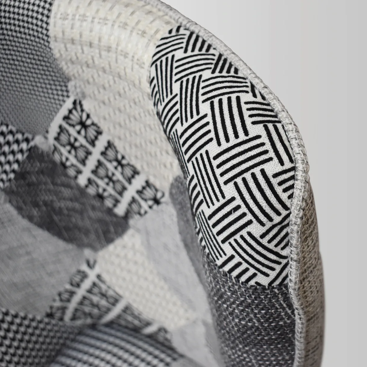Epocantica Ludovica Poltrona Patchwork Bianco Nero Poggiapiedi