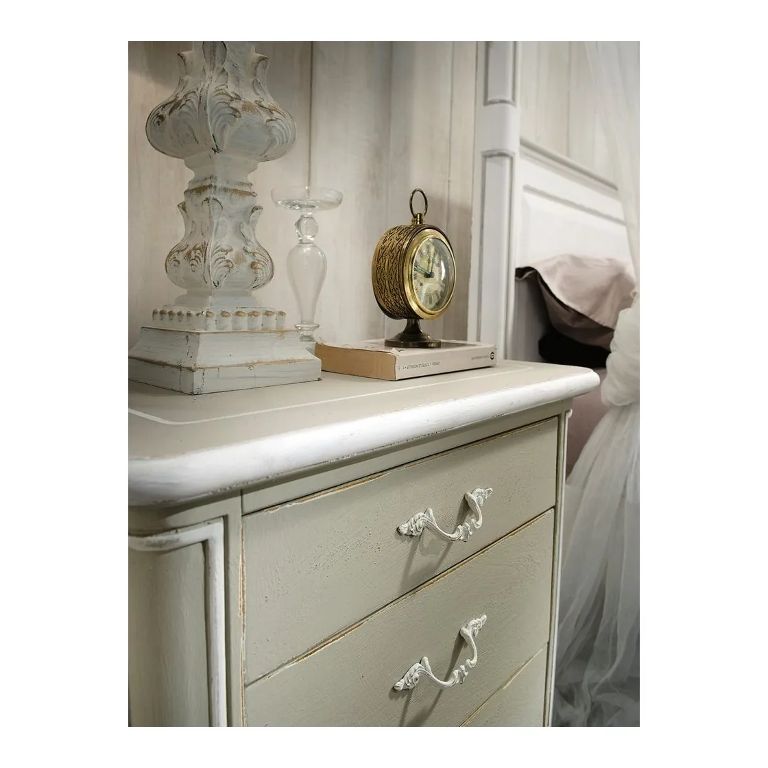 Epocantica Provenzale comodino 3 cassetti legno massello